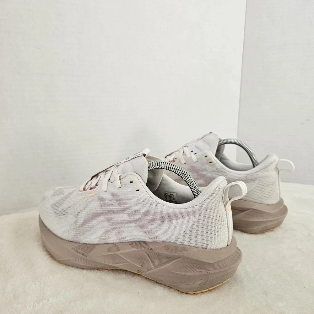 Asics women novablast